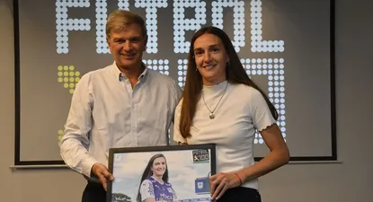 Sebastián Bauzá, secretario nacional del Deporte, le entrega el premio a Oxandabarat