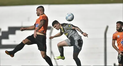 Agustín Álvarez Martínez busca por arriba ante la zaga de Sud América