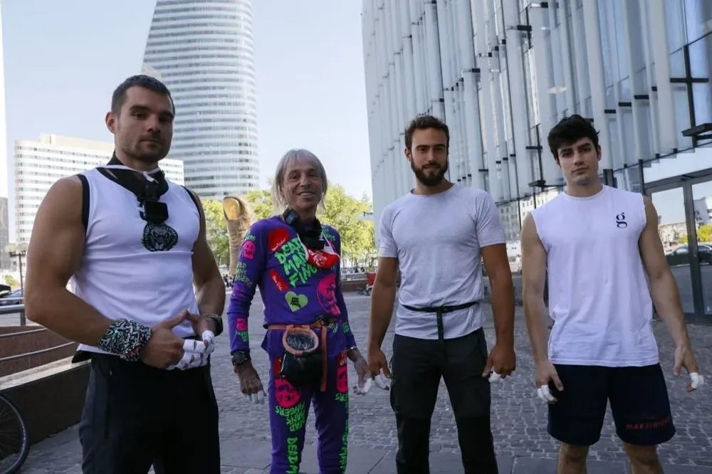 En orden de izquierda a derecha, Marcin Banot, Alain Robert, Alexis Landot y Leo Urban, antes de escalar el edificio