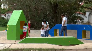 Familia en una plaza pública