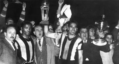 Juan Joya, el presidente Gastón Guelfi y el capitán de Peñarol, William Martínez, junto a la Copa Intercontinental ganada en 1961
