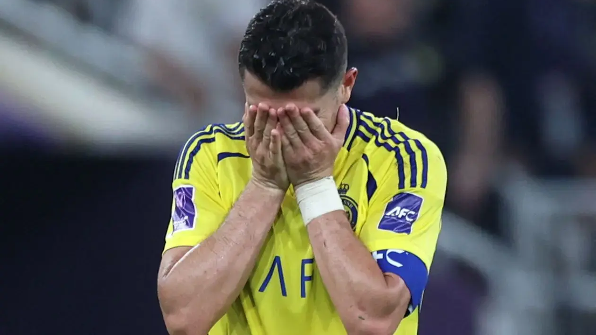 Cristiano Ronaldo, molesto, fue el único futbolista de Al-Nassr que no fue a recibir la medalla de subcampeón de la Champions League Two de Asia; mirá el video