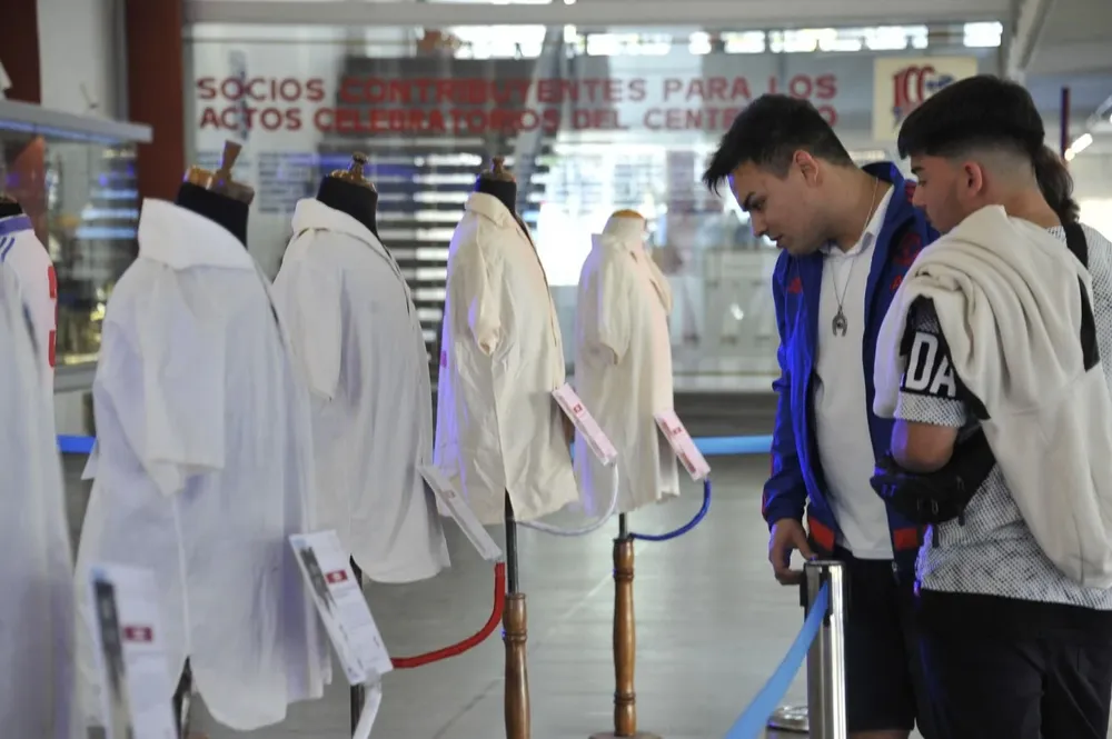 Muestra por los 120 años de la camiseta blanca de Nacional