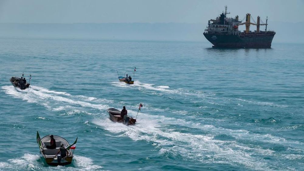 La "flota mosquito" de Irán está compuesta por lanchas de ataque pequeñas y rápidas, mostradas aquí en 2024 durante un desfile naval.