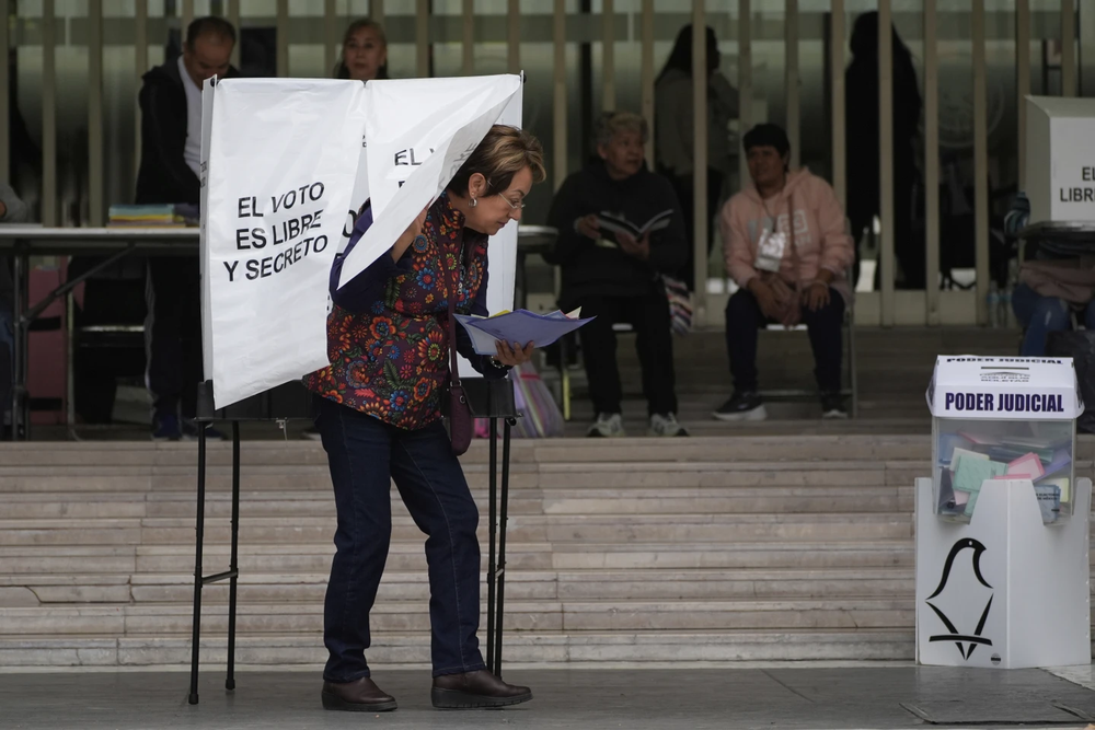 Mujer vota en las elecciones judiciales de México, el 1 de junio de 2025.