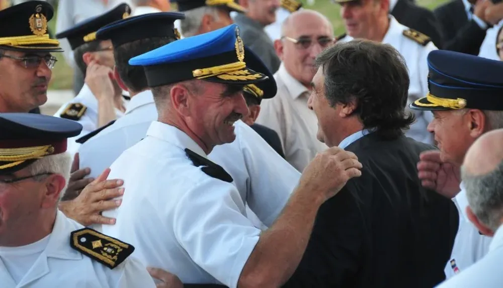 Rovert Yroa, director de la Guardia Republicana, saluda al senador blanco Sergio Botana