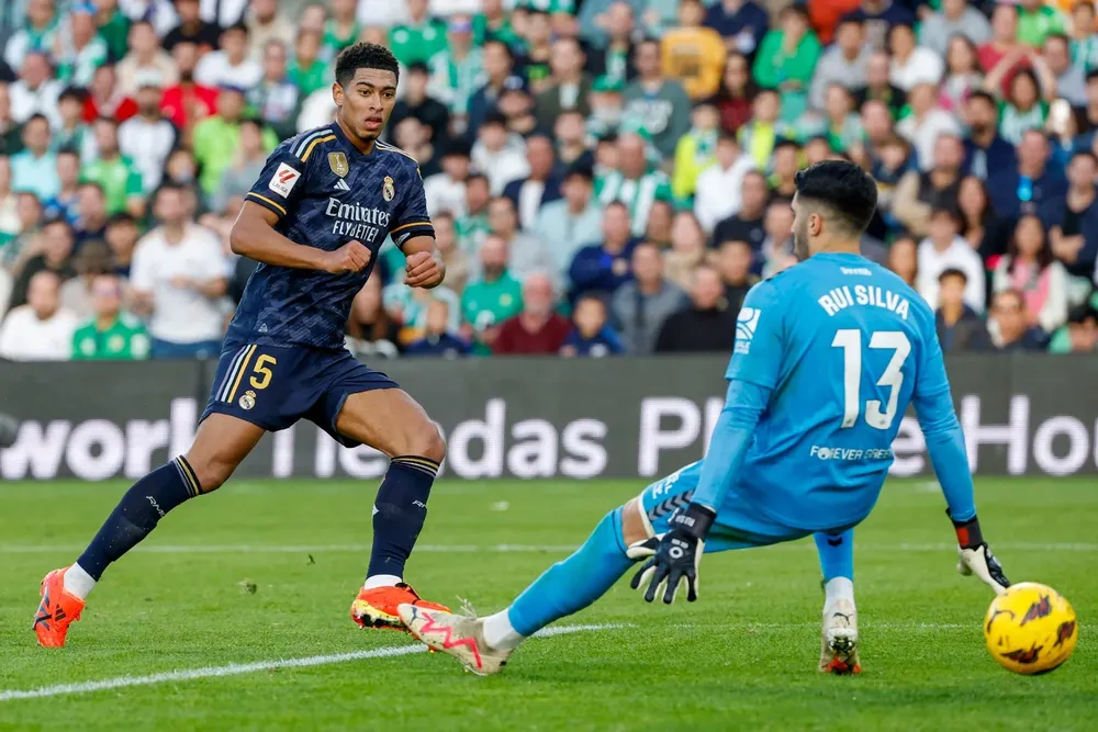 El delantero inglés Jude Bellingham (i), del Real Madrid, marca el 0-1 ante Rui Silva, portero del Real Betis, en el partido de la Jornada 16 de LaLiga.