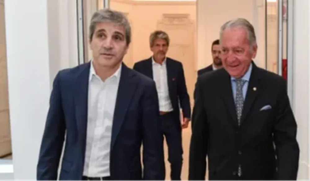 Caputo y el titular de la UIA Funes de Rioja