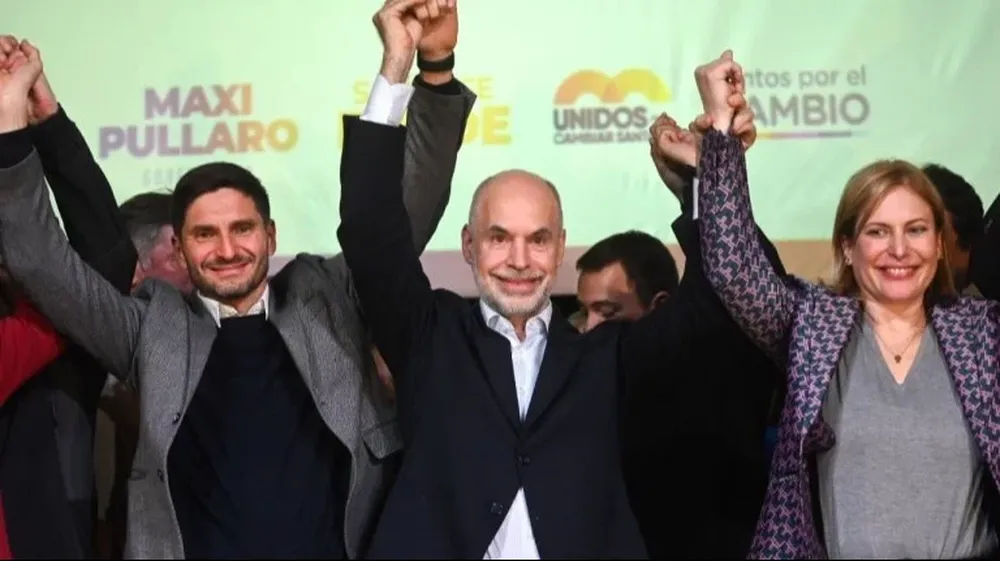Rodríguez Larreta, junto a los ganadores en Santa Fe, Maximiliano Pullaro y Gisela Scaglia.