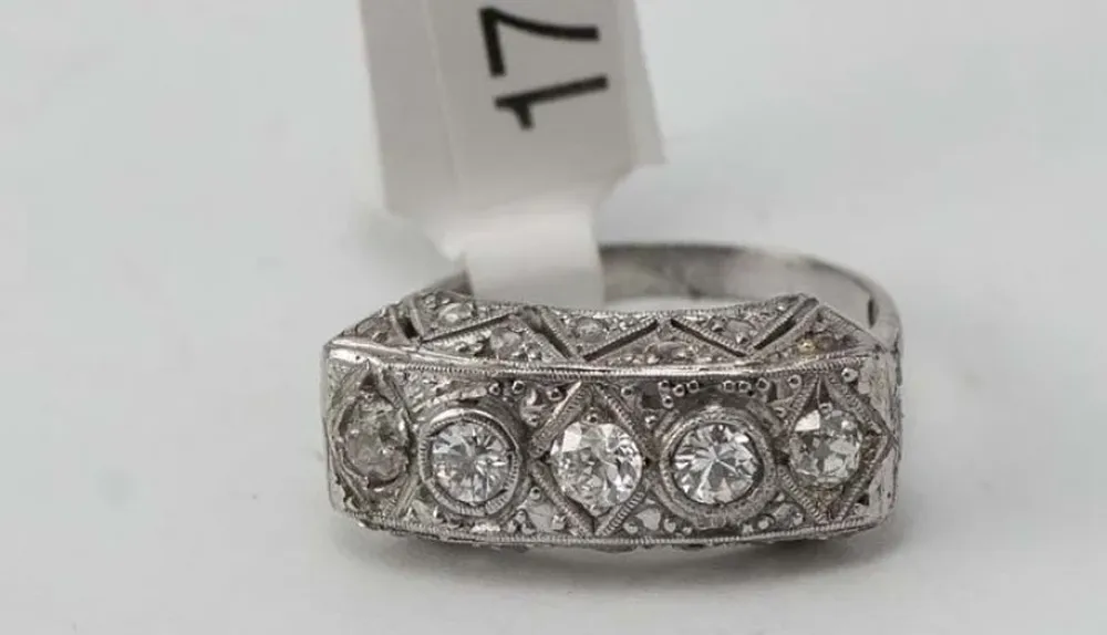 Un Anillo platino con brillantes de 1 quilate.