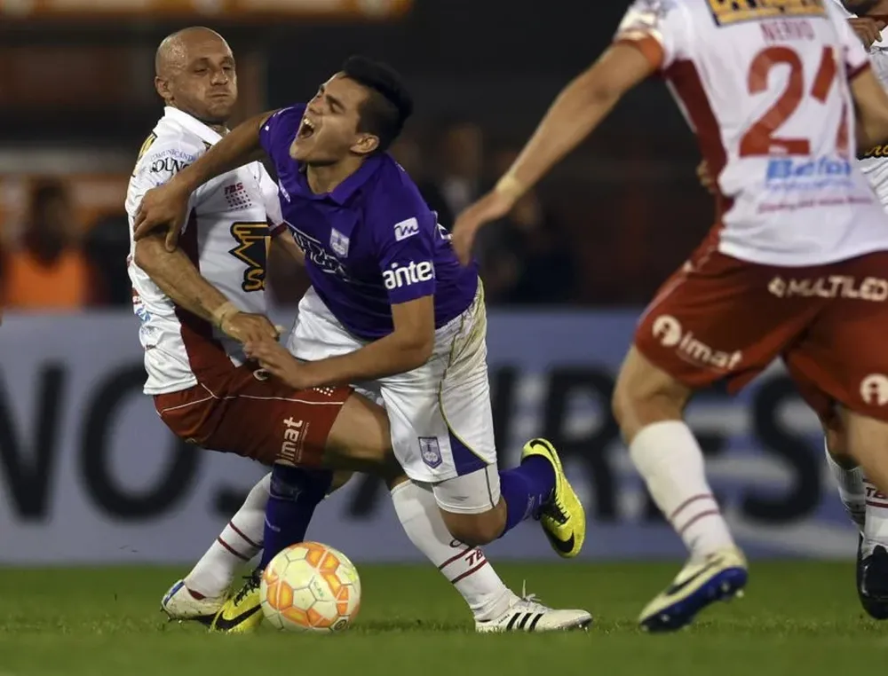 El zaguero Mancinelli derriba a Maxi Gómez