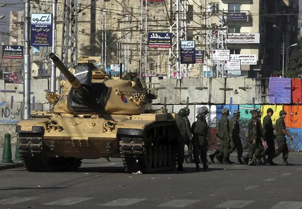 Vista de un carro de combate y un grupo de soldados desplegados frente al Palacio Presidencial de El Cairo