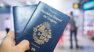 Los pasaportes que tienen en vilo a unos 16.000 ciudadanos legales: el visto bueno de 191 países y la necesaria voluntad política del gobierno para un cambio de fondo