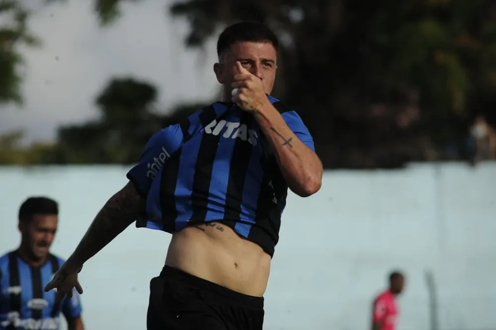 El beso al equipo que lo formó y lo llevó a ser figura