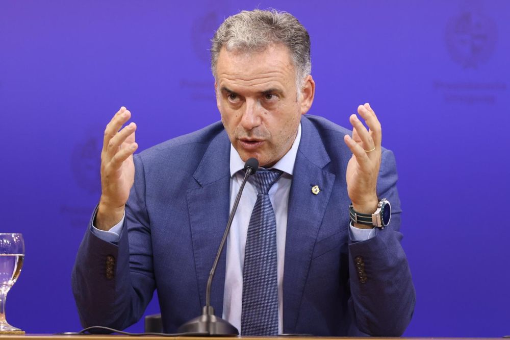 Yamandú Orsi en conferencia de prensa para anunciar medidas para mejorar la competitividad el martes 17 de marzo de 2026 en Torre Ejecutiva