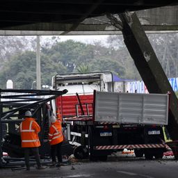 Así terminaron el camión y el puente tras el accidente
