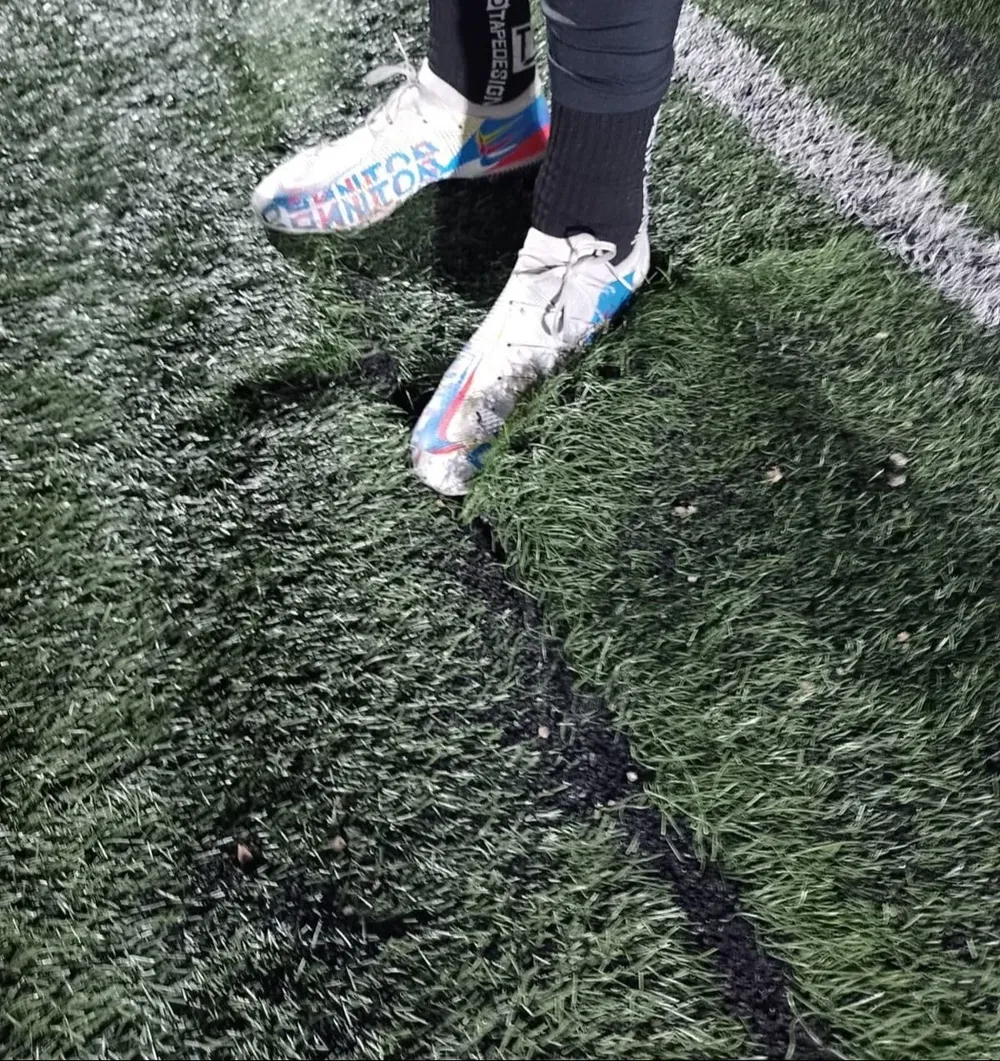 Así está el césped sintético del Complejo Rentistas en algunos lugares de la cancha