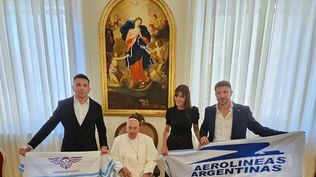 El papa Francisco, con Juan Pablo Brey, Verónica Espósito y Horacio Calculli, de Aeronavegantes
