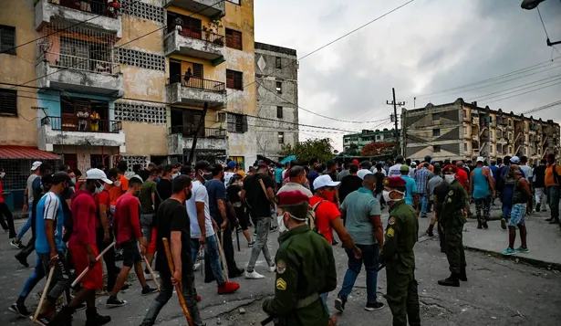 Los cubanos participan en una manifestación en apoyo al gobierno en el municipio de Arroyo Naranjo, La Habana el 12 de julio