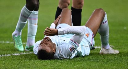 La lesión en la rodilla izquierda de Kylian Mbappé jugando para la selección de Francia lo obligó a tirarse al suelo por el dolor