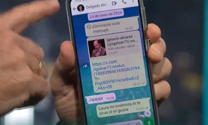 Nacho Álvarez mostrando el chat en Santo y seña
