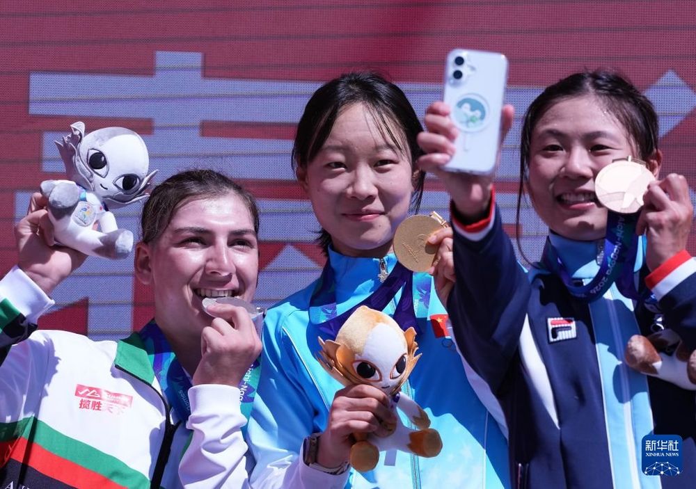 La ciclista afgana Fariba Hashimi con su medalla en el podio de los Juegos Asiáticos
