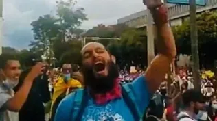 El joven activista Lucas Villa manifestándose contra el gobierno de Iván Duque