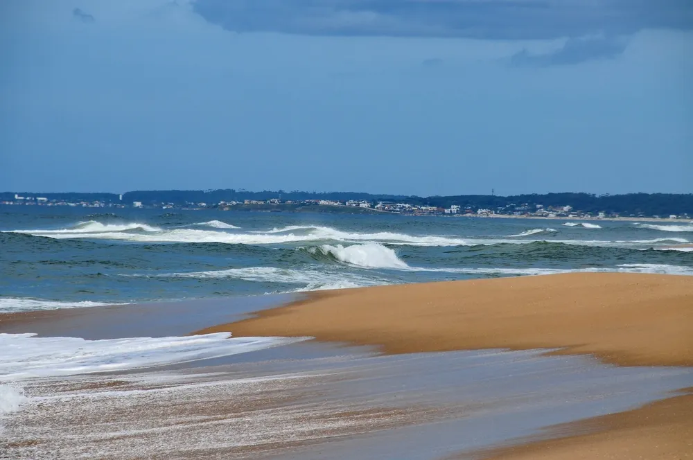Así se ve La Pedrera desde la playa de El Palenque