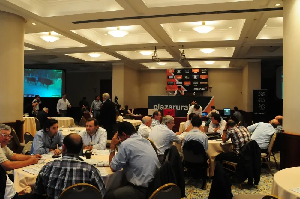 El remate se desarrolla en el hotel Sheraton
