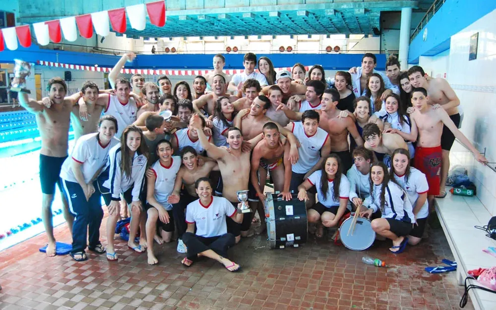 El plantel campeón en pleno festejo