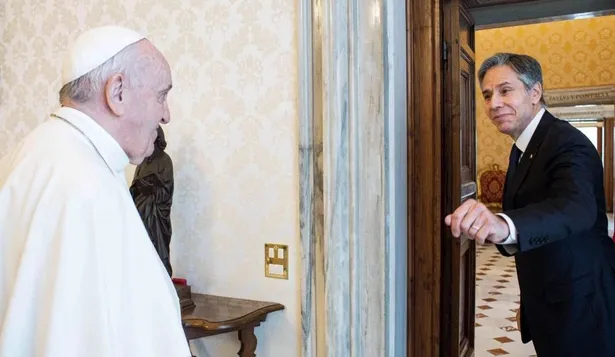 A la izquierda el Papa Francisco, a la derecha el secretario de Estado estadounidense, Antony Blinken
