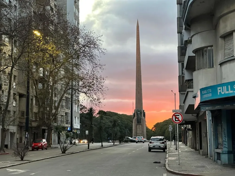 El sol amaneció alineado con la Avenida 18 de Julio