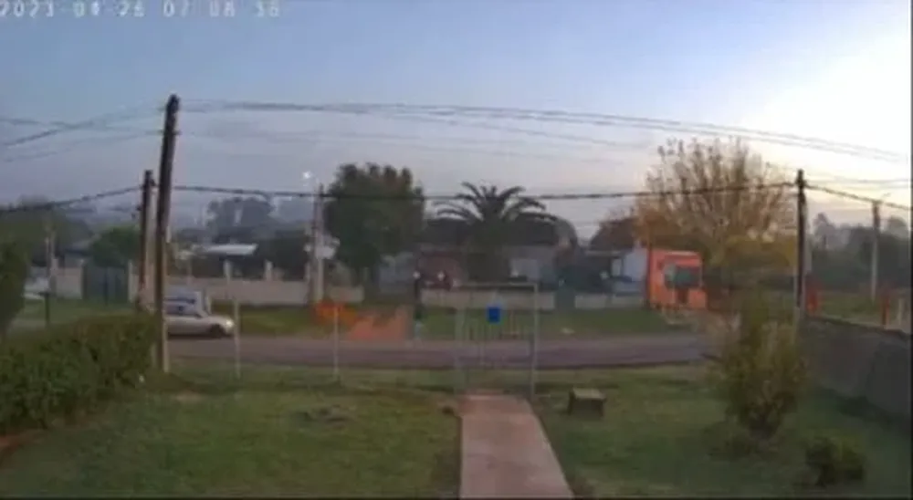 Captura del video donde el auto persigue a la adolescente