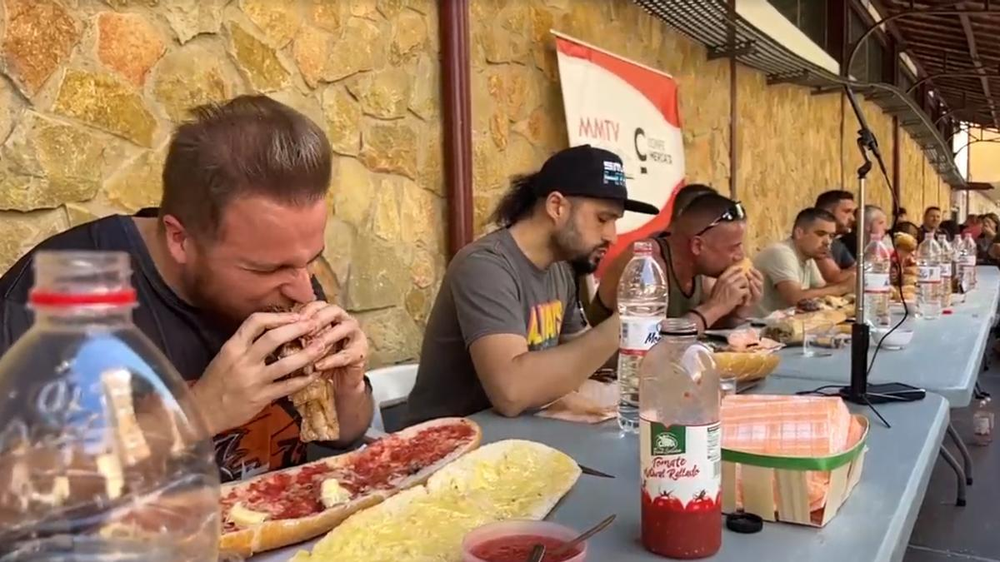 A las 11 de la mañana, es la pausa sagrada en las oficinas en España.