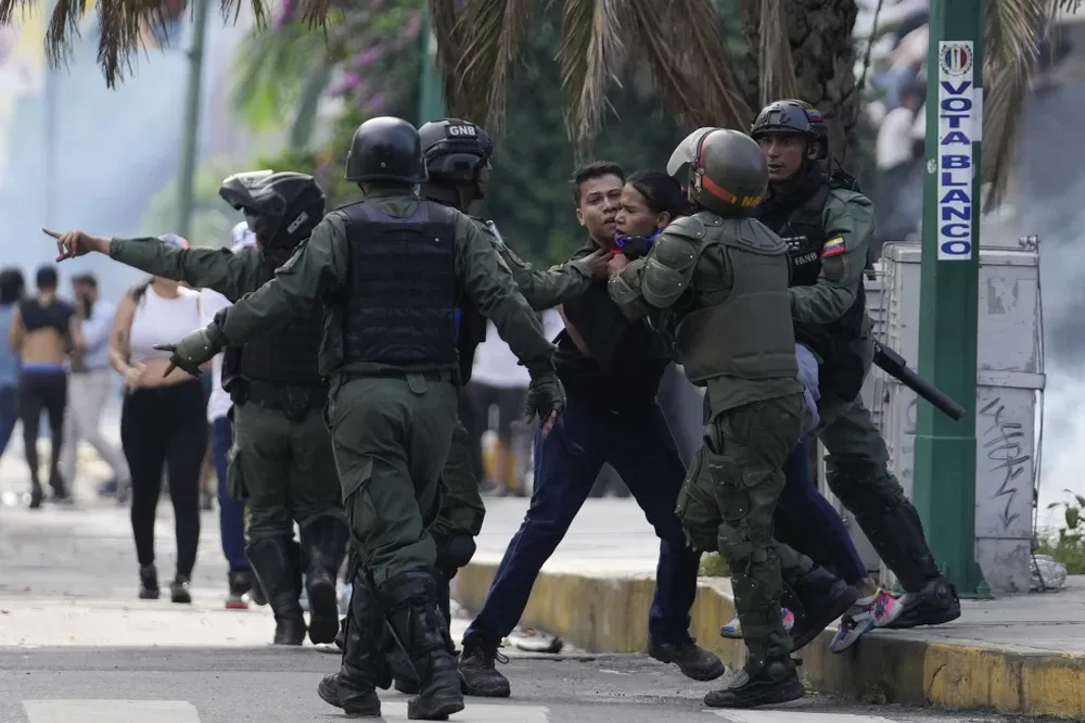 La policía detiene a manifestantes que protestan contra el anuncio oficial de resultados electorales que dio la victoria a Nicolás Maduro, un día después de las votaciones en Caracas, Venezuela, el 29 de julio de 2024.