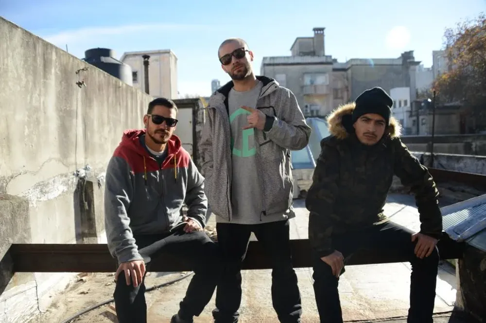 Taio, Gabino y Farath, integrantes de Dostrescinco.