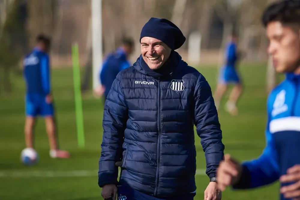 El Cacique Medina continúa dirigiendo muy bien en el fútbol argentino