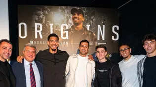 Con la presencia del presidente de Barcelona, Joan Laporta, y varios de sus compañeros, Ronald Araujo vivió la presentación de su documental