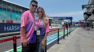 Luis Suárez y su esposa, Sofía Balbi, en el circuito en el que se correrá el Gran Premio de Miami de Fórmula 1