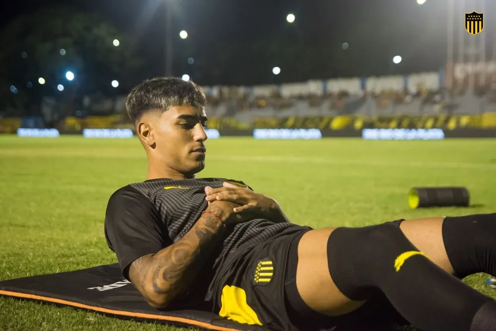 Facundo Torres haciendo el calentamiento previo en Colonia; jugó los primeros 45 minutos y se despidió de Peñarol