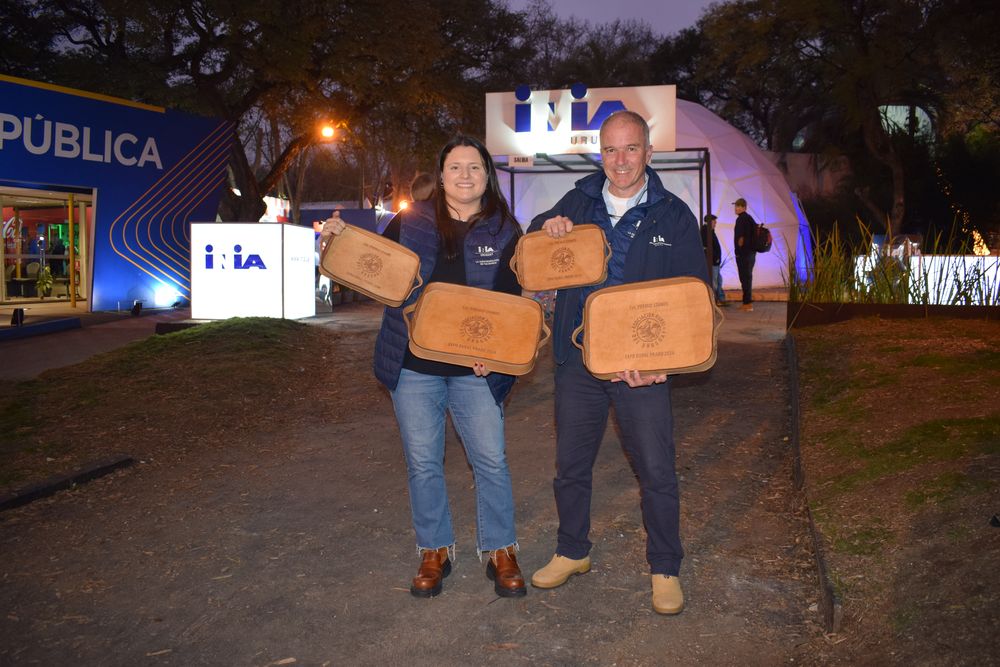 Integrantes del INIA y los premios que acumul&oacute; el instituto con su novedosa propuesta en la Expo Rural Prado 2024.