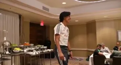 jugador de la seleccion mexicana canto como luis miguel para sus companeros