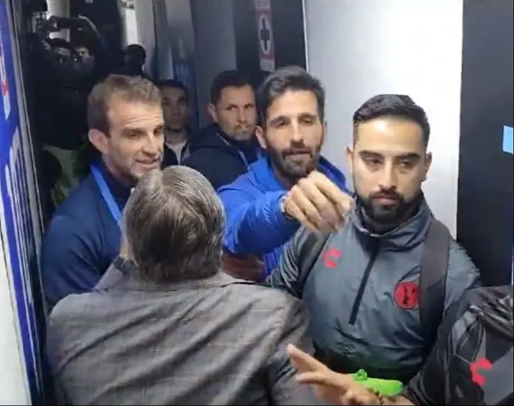 El cruce de Iván Alonso y el Piojo Herrera, y Mathías Cardacio