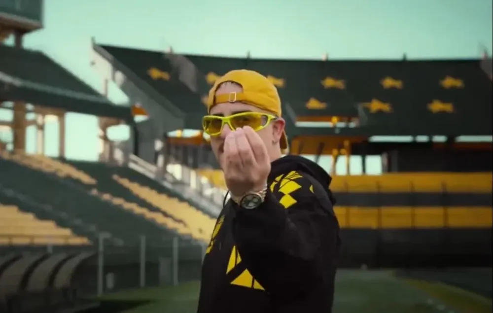 Nicolás Choca, cantante de The la Planta, en el video de presentación de Kevin Méndez