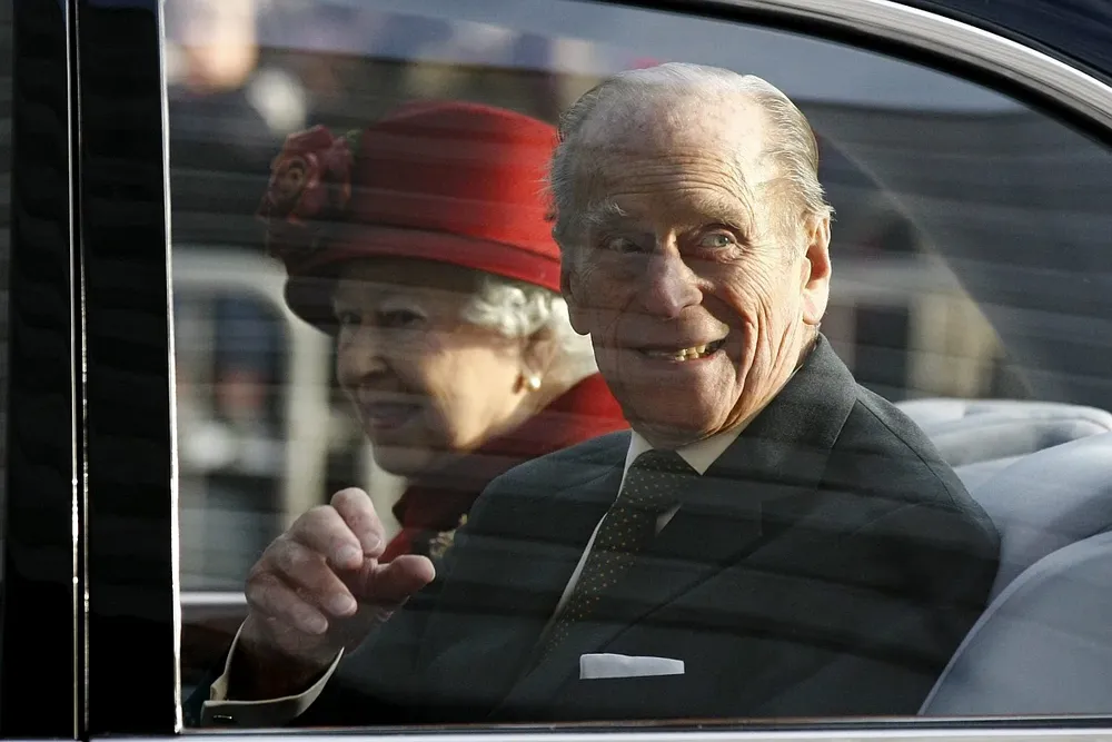 Foto de archivo de Felipe de Inglaterra junto a su esposa, la Reina Isabel II
