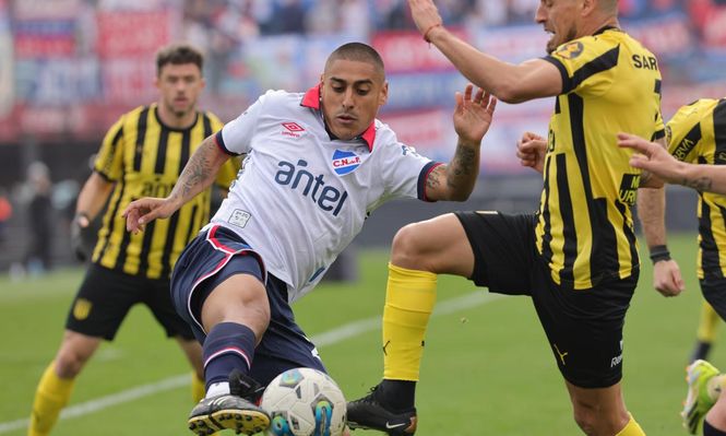 Diego Zabala de Nacional ante Peñarol en la final del Torneo Intermedio