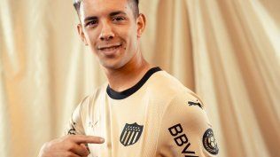Leonardo Fernández presenta la nueva camiseta oro
