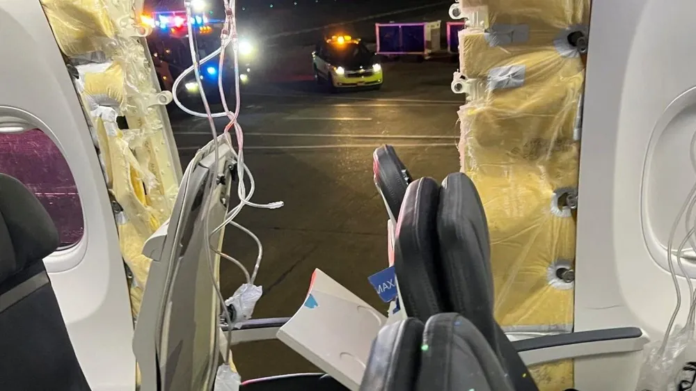La sección del fuselaje que cedió parece ser un área que puede ser una puerta de salida de emergencia adicional para algunos operadores, pero no en los aviones de Alaska Airlines