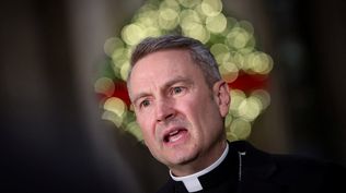 La audaz movida de León XIV en Nueva York: reemplazó a un cardenal cercano a Trump por un obispo pro migrantes que habla español