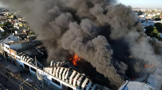 Incendio en la fábrica de pañales: el Gobierno denuncia maniobras para bloquear la licitación del PAMI